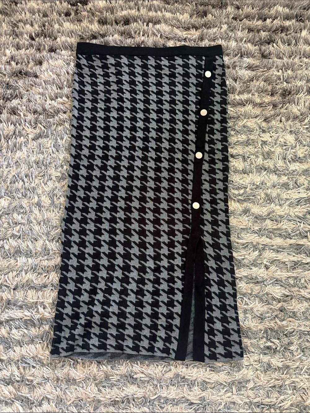 Houndstooth Low Rise Midi Skirt in Black and Gray with Side Button Detail M